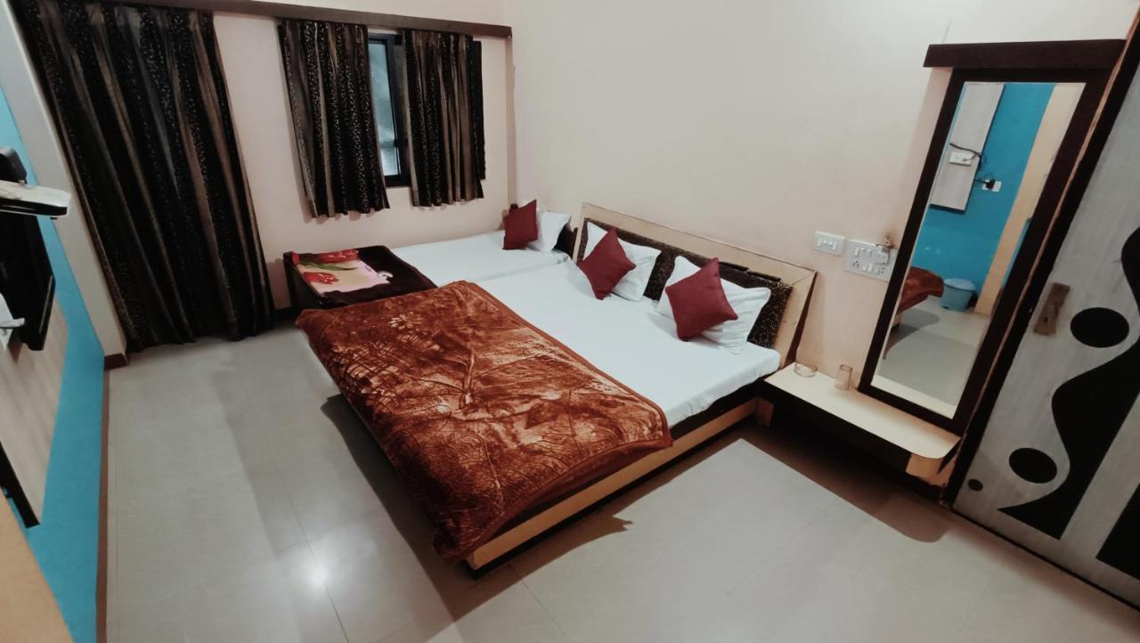Hotel Chaitanya Maheshwar Exterior photo